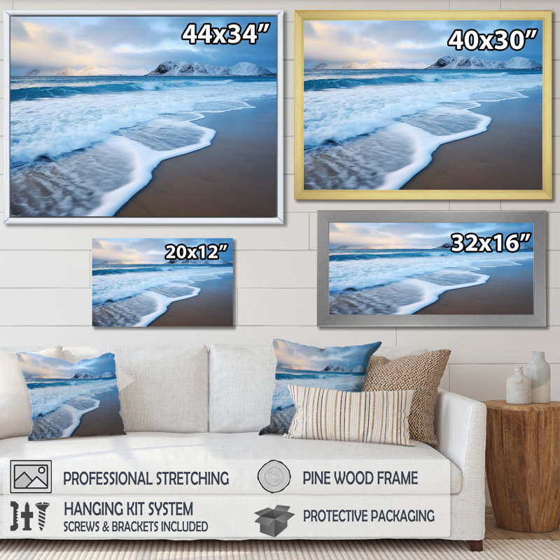 Vague blanche calme sur la plage côtière III - art mural plage, Cadre doré à coins fermés, H 12 po x l 20 po x P 1 po