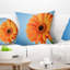 Coussin à imprimé floral orange et marguerite orange sur fond bleu-29600219-29600222