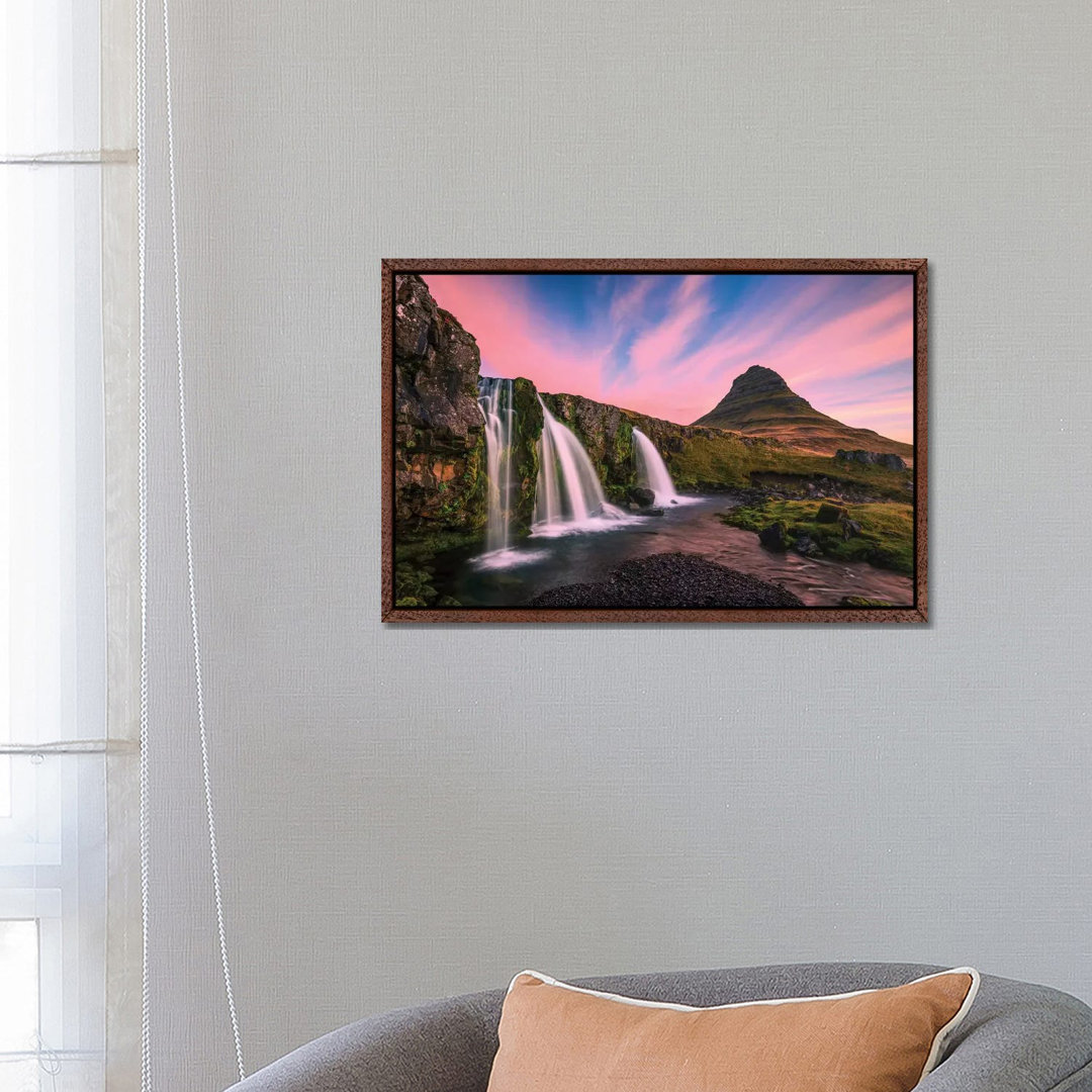 Island, Kirkjufellsfoss. Wasserfall bei Sonnenaufgang. von Jaynes Gallery - Gallery-Wrapped Canvas Giclée on Canvas