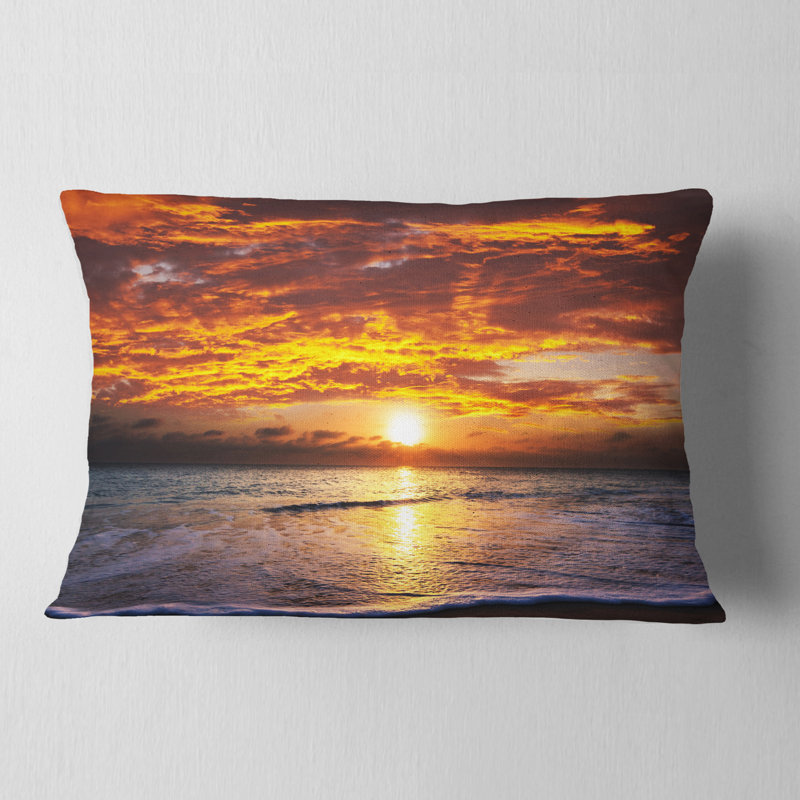 Coussin de plage moderne coucher de soleil au-dessus de vagues, Rectangle 12" x 20"