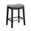 Tabouret de comptoir Saddle avec siège confortable et pieds en bouleau durable, parfait pour les cuisines et les bars modernes