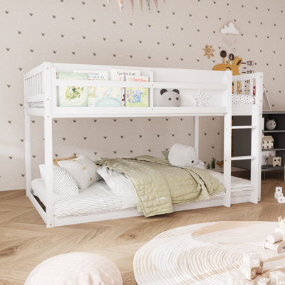 Lit superposé simple au-dessus d'un lit simple pour enfant avec garde-corps et échelle