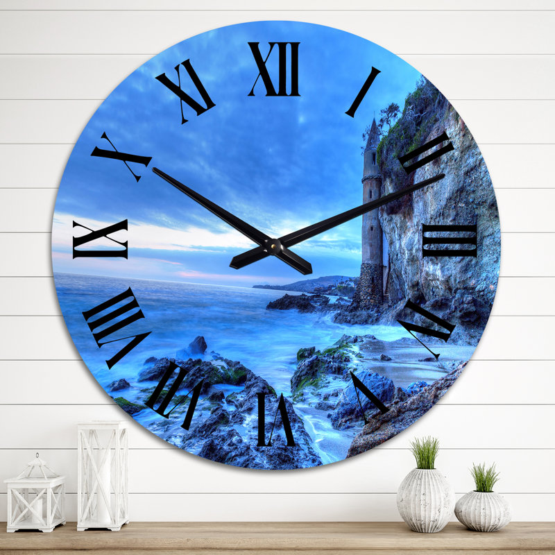 Horloge murale nautique et côtière, ciel sombre au-dessus de la tour des pirates après le coucher du soleil, Grand