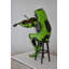 Statue de grenouille verte Faysal jouant du violon en bronze Taille: 20 po x 18 po x H 30 po