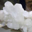 Apophyllite et cascade de stilbites sur calcédoine