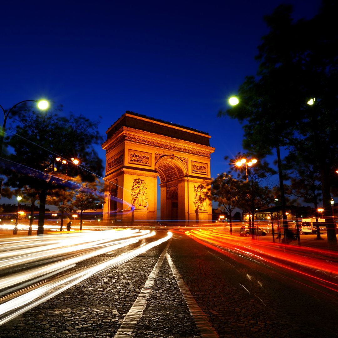 Arc De Triomphe in Night von Isarescheewin - Leinwandfoto