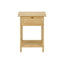 Table d'appoint décontractée à deux niveaux de 61 cm de hauteur, avec dessus en stratifié naturel et panneau, idéale comme table de chevet dans une chambre ou un salon. Étagère de rangement fermée.