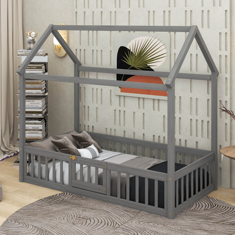 Lit simple en bois avec clôture et porte, Gris