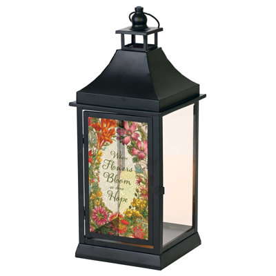 Grande lanterne d'extérieur où des fleurs