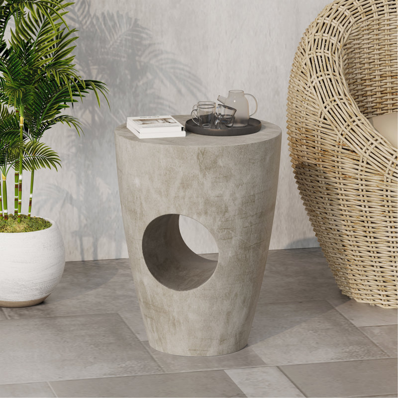 Table d'appoint chic en béton pour les espaces extérieurs, rehaussant l'attrait visuel