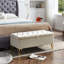 Banc de rangement rectangulaire pour la chambre à coucher et le vestibule - Velours beige, pieds fermes en acier inoxydable doré, option intérieure substantielle, capacité de rembourrage stable