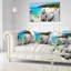 Coussin de l’eau océanique turquoise avec roches seascape