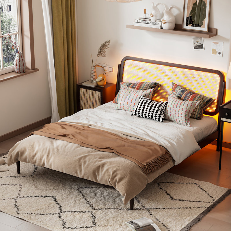 Grand lit plateforme avec rangement en bois avec lumière DEL et tête de lit en rotin, Espresso antique
