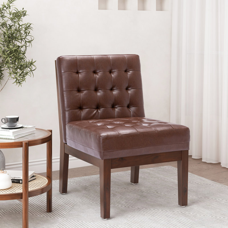 Chaise d'appoint contemporaine avec revêtement doux et base en bois d'hévéa, structure stable à texture fine brun foncé, charme