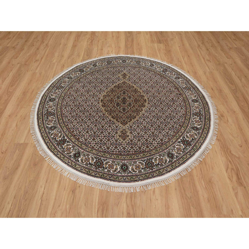 Tapis blanc en laine pure 6 pi x 6 pi noué à la main Tebraz Mahi avec motif de poissons 4DEAF67B707A4834AAD92493664186D6