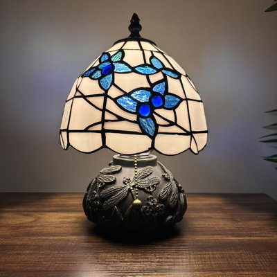 Mini lampe de table Tiffany en verre teinté blanc avec fleurs bleues et ampoule DEL à base de libellule: l 8 po x P 8 po x H 12 po