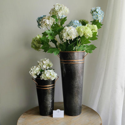 Ensemble de 2 vases en seau à finition zinc avec poignées H 6 po x H 15 po Hosley, parfaits pour les mariages, les fêtes, les pique-niques champêtres, les arrangements floraux, le rangement de la vaisselle ou les jardins de bougies - Décoration rustique