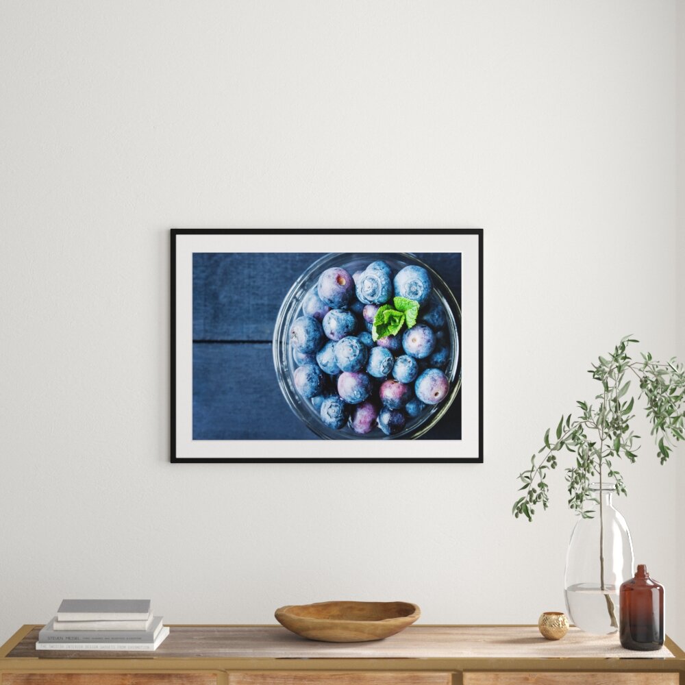 Gerahmtes Poster Glas mit frischen Blaubeeren