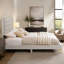 Élégant grand lit à panneau en similicuir blanc avec accents dorés et tête de lit capitonnée, parfait pour les chambres à coucher modernes et glamour.