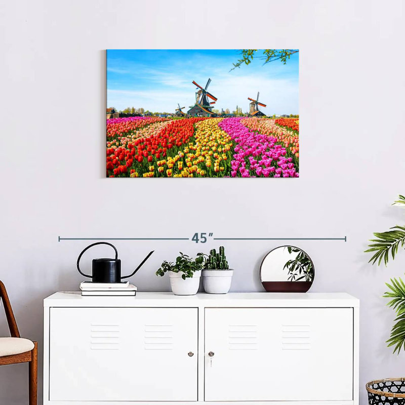 Harnek Windmills Beyond Tulips, H 20 po x l 30 po