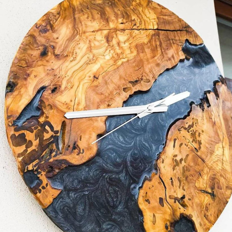 Horloge murale couleur époxy métallique et bois d'olivier, H 12 po x l 12 po x P 2 po