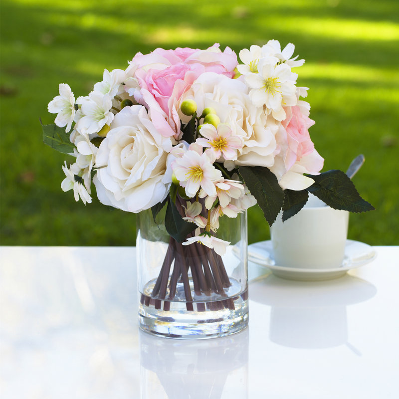 Roses artificielles dans un vase, Rose