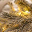 Sapin de Noël élégant enneigé avec lumières-648887275
