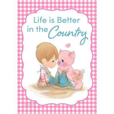Drapeau de la maison de campagne Precious Moments Life is Better in the Country, 28 po x 40 po, produit sous licence sous licence officielle, vendu séparément