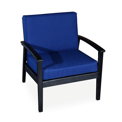 Fauteuil en eucalyptus extra profond, jumelé à des coussins bleu marine pour l'ombre du porche et la zone de confort extérieure
