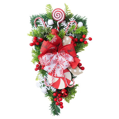 Guirlande de Noël avec guirlande de Noël en forme de larme et couronne de feuilles vertes