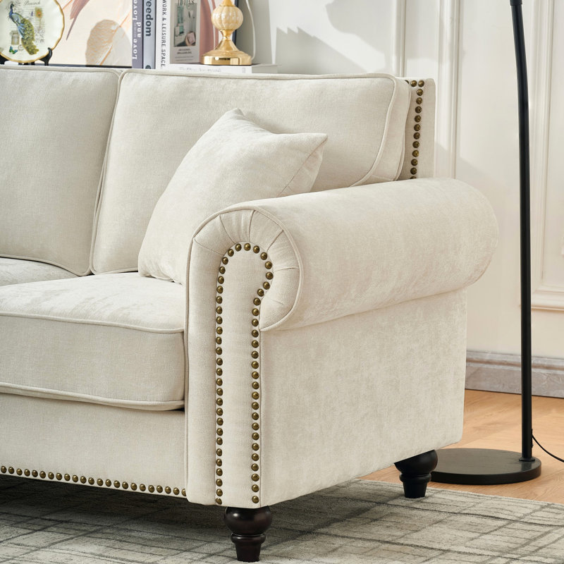 Canapé en chenille 3 places beige 86 po avec accoudoirs roulés, pieds en bois et garniture cloutée, rembourré de mousse, structure en pin, moderne incurvé, 86 po, beige, canapé, pieds, revêtement, mousse haute densité, structure solide