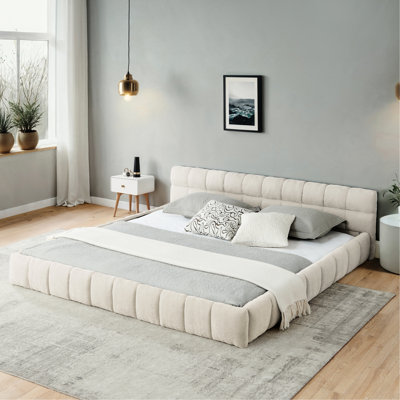 Structure de lit très grand avec revêtement en chenille épaisse beige, tête de lit, lit plateforme, sans sommier, sommeil confortable, design contemporain