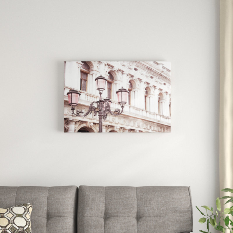 Photographie de Venise sur lanternes roses I, H 20 po x l 30 po