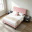 Ensemble de chambre à coucher touffetée avec lit rose et 2 tables de chevet grises, sans sommier tapissier et ensemble de tables de chevet