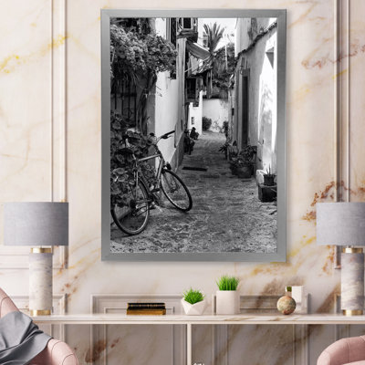 Vieille ruelle méditerranéenne entre des maisons avec vélo - reproduction sur toile