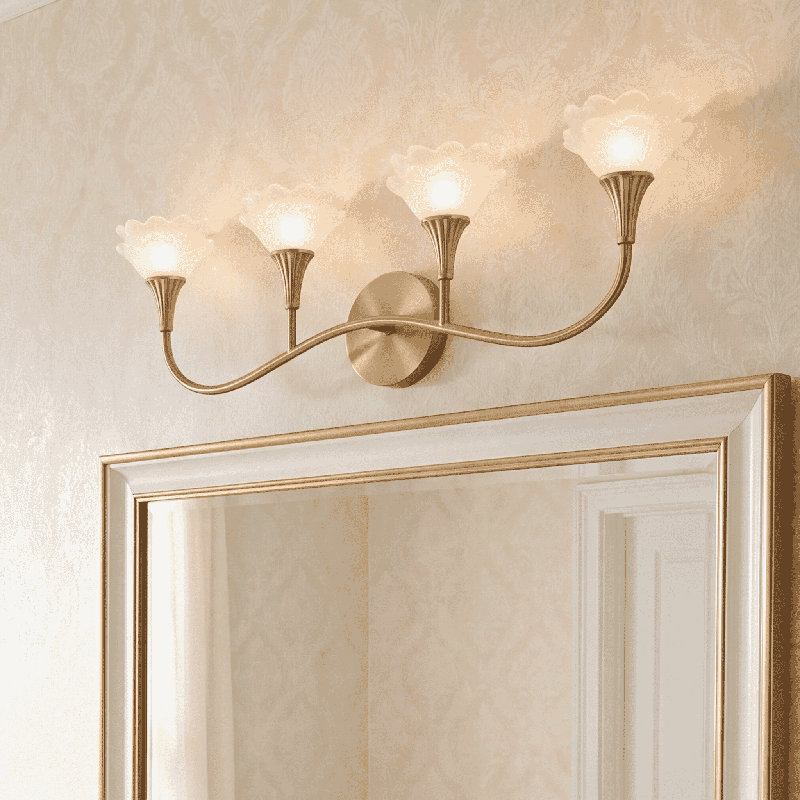 Luminaire pour meuble-lavabo de salle de bain 4 lumières Florena en laiton noble par Breegan Jane, 4