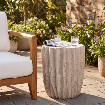 Table d'appoint Bruna Patio en MGO texturé côtelé, forme sculpturale en tonneau.