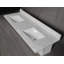 Plan de toilette double rectangulaire en quartz blanc de 155 x 56 cm avec lavabo encastré en céramique et dosseret de 10 cm.
