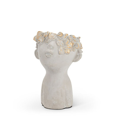 Jardinière s'embrassant avec couronne de fleurs