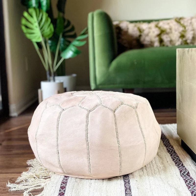 Repose-pieds beige en cuir marocain avec repose-pieds en peau de chèvre