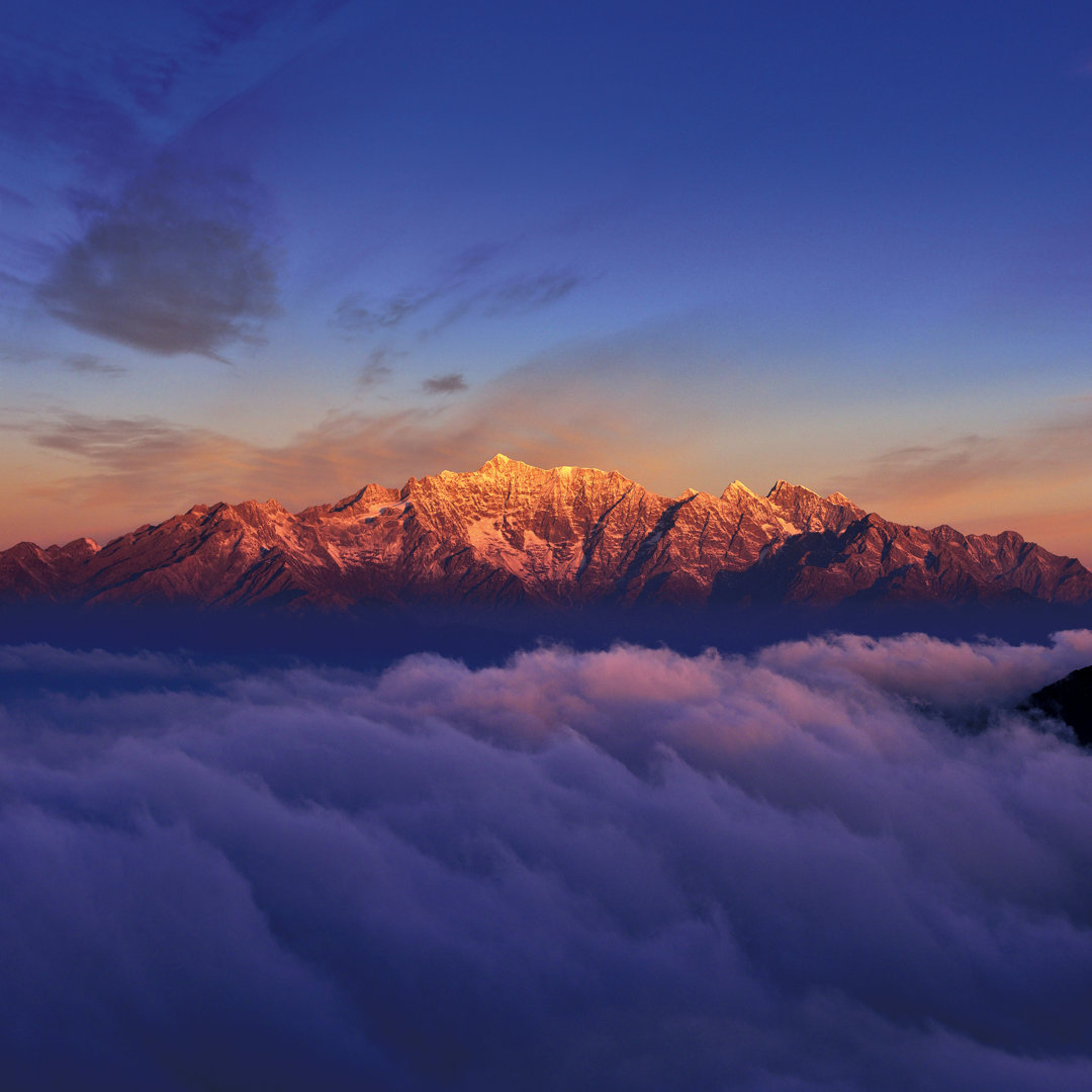 Schneebedeckter Berg bei Sonnenaufgang - Leinwandbild