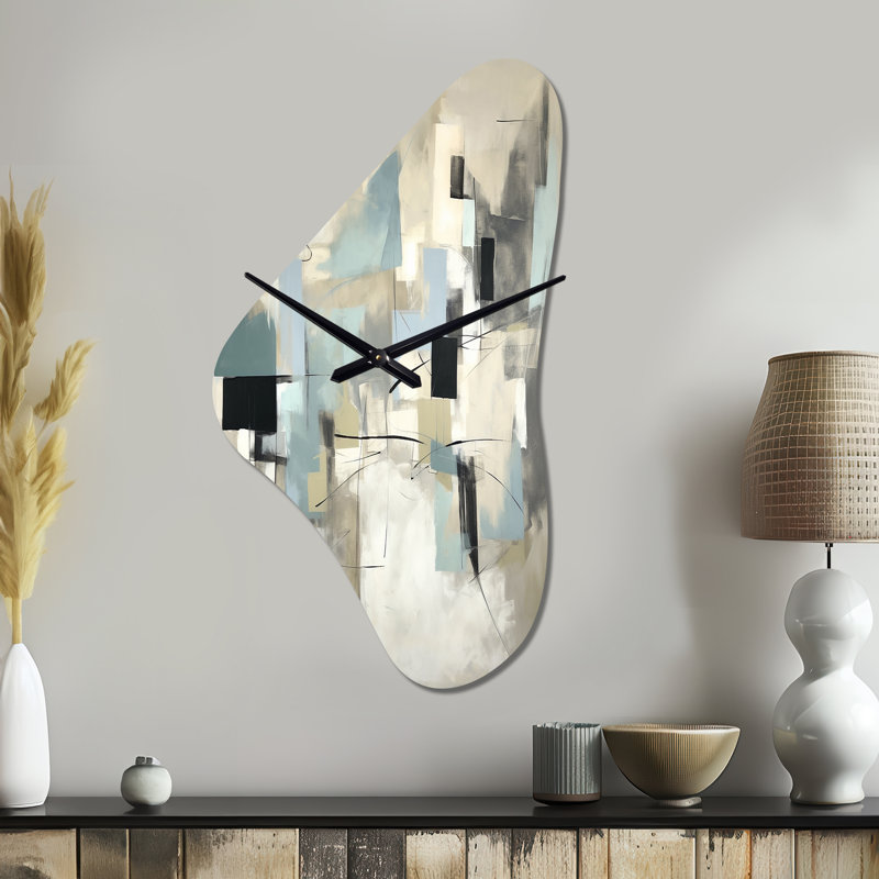 Beige et gris - Créature sans limite II - peinture abstraite, horloge murale en métal de forme irrégulière, horloge murale asymétrique moderne