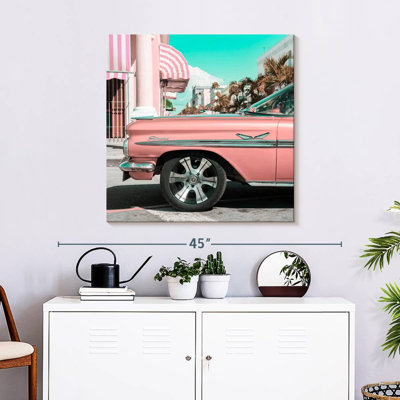 Voiture rose rétro Mehar