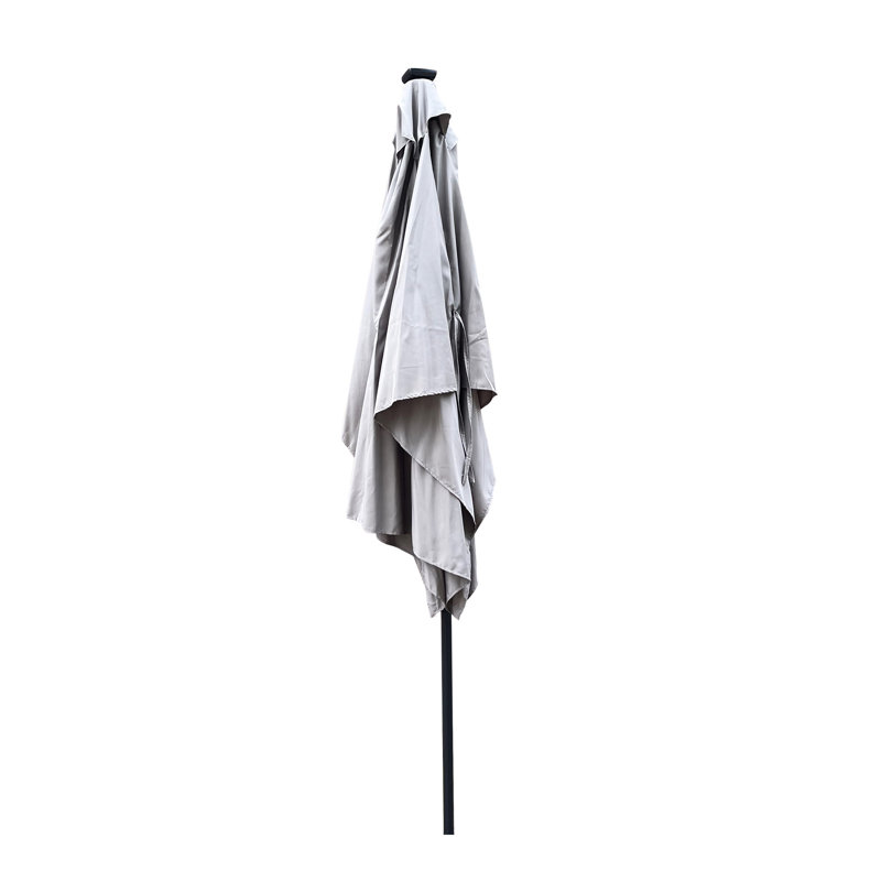 Parasol rectangulaire pour terrasse - 10 pi x 6,5 pi À énergie solaire. Auvent. Manivelle et bouton-poussoir inclinable. 26 lumières. Mât noir. Gris moyen Système imperméable à énergie solaire à DEL près de la piscine. Gris