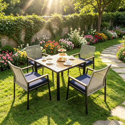 Ensemble de salle à manger d'extérieur 5 pièces résistant aux intempéries, table en bois d'acacia et chaises en rotin gris pâle, avec trou pour parasol, idéal pour le jardin.