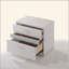 Table de chevet avec finition blanche brillante et 3 tiroirs