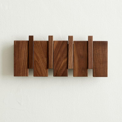 Portemanteaux mural en bois avec 4 crochets. Un portemanteau mural robuste et durable, capable d'accrocher des manteaux / clés / chapeaux / peignoirs / serviettes / plantes / sacs. Un cadeau de décoration pour la maison. De couleur noyer.
