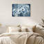 Tableau sur toile représentant des coquelicots bleus aux reflets dorés sur fond gris texturé-1093644713