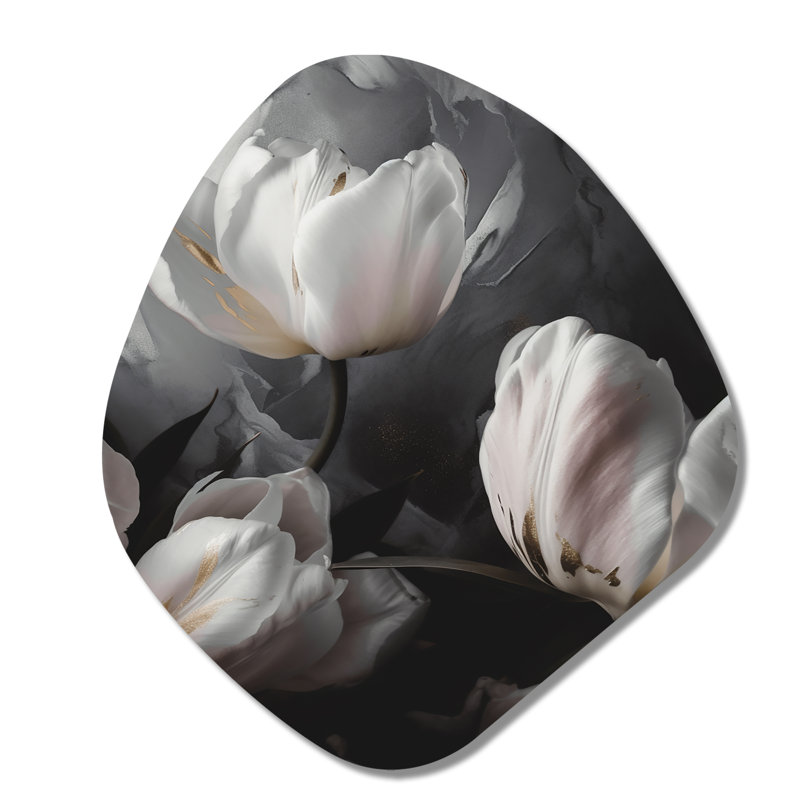 Crème sérénade de tulipes I - art mural asymétrique en forme de nébuleuse de tulipes, H 35 po x l 31 po x P 1 po
