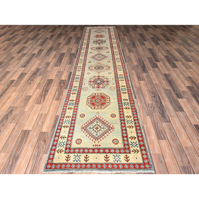 Tapis huître blanc 2 pi 10 po x 13 pi 7 po, laine naturelle, colorants végétaux, tissage plus dense, style Kazak avec motif à médaillons géométriques, tapis oriental noué à la main